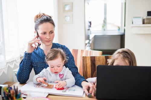 Horarios laborales variables y cuido infantil: una barrera para las madres trabajadoras en Puerto Rico
