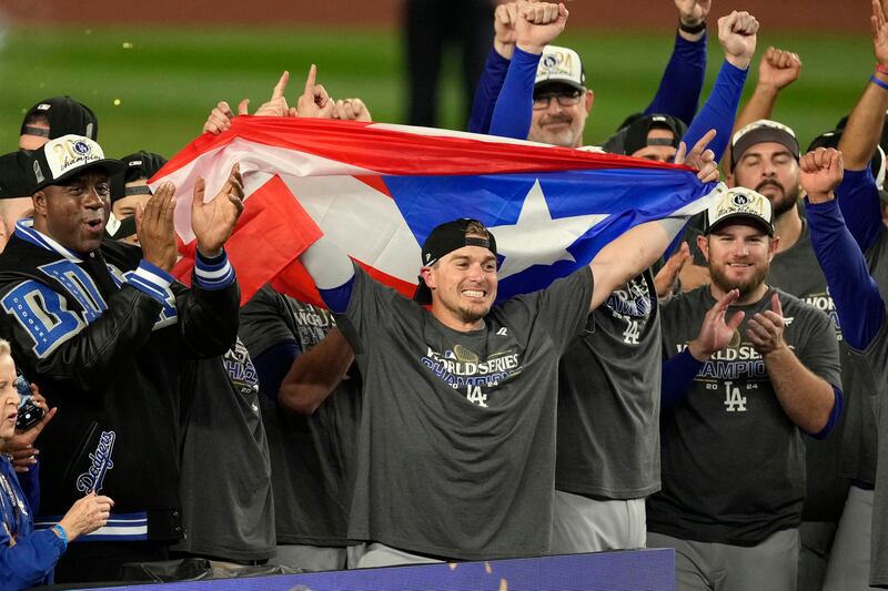 Kiké Hernández, de los Dodgers de Los Ángeles, en el centro, celebra con sus compañeros después de que los Dodgers vencieron a los Yankees de Nueva York en el quinto juego para ganar la Serie Mundial de béisbol, el jueves 31 de octubre de 2024, en Nueva York. (Foto AP/Seth Wenig)