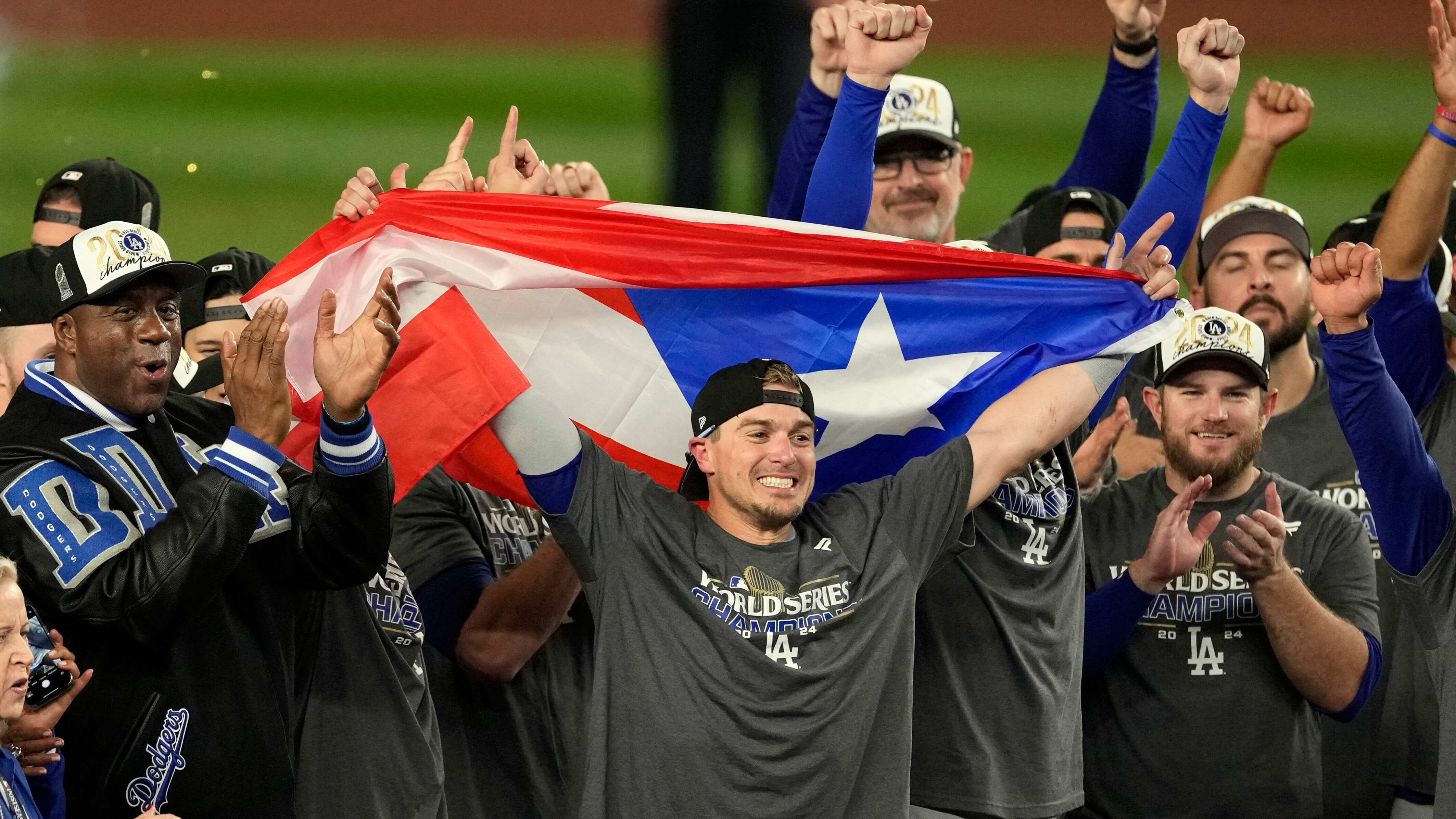 Kiké Hernández, de los Dodgers de Los Ángeles, en el centro, celebra con sus compañeros después de que los Dodgers vencieron a los Yankees de Nueva York en el quinto juego para ganar la Serie Mundial de béisbol, el jueves 31 de octubre de 2024, en Nueva York. (Foto AP/Seth Wenig)