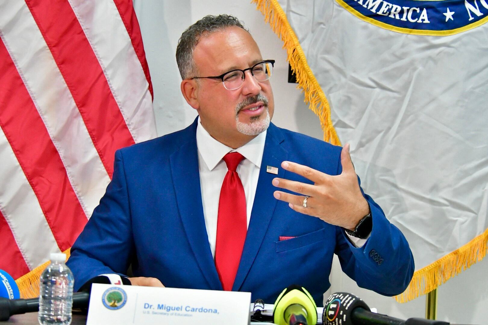 Miguel Cardona, secretario de Educación federal.