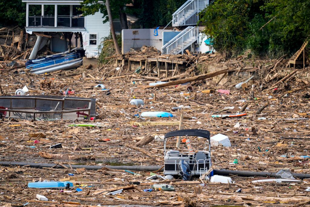 Escombros en el lago Lure, Carolina del Norte tras el paso del huracán Helene. (AP Photo/Mike Stewart)