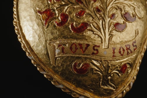 Museo Británico adquiere el ‘Corazón Tudor’, de Enrique VIII y Catalina de Aragón