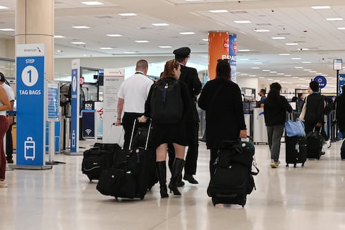 Sobre 300 vuelos cancelados tras cierre de espacio aéreo en Puerto Rico
