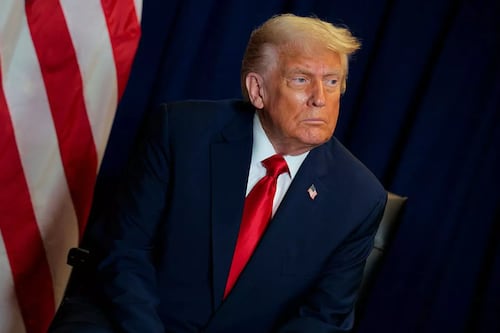 Trump indulta aliados que intentaron anular las elecciones del 2020