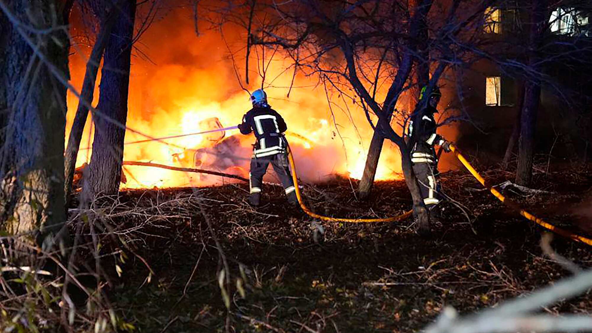 En esta imagen proporcionada por el Servicio ucraniano de Emergencias, bomberos extinguen el incendio tras un ataque de cohete ruso que afectó a un edificio de varias plantas en Sumy, Ucrania, el domingo 17 de noviembre de 2024. (Servicio ucraniano de Emergencias via AP)