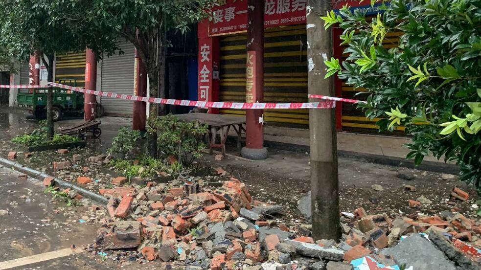 Rescatistas intentan localizar a 30 personas desaparecidas tras deslizamiento de tierra en China