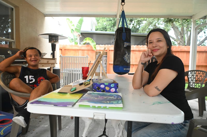 Jessica González, puertorriqueña que vive en Florida, procura que su hijo Travis realice actividades recreativas para su desarrollo integral.
Foto por Gerardo Mora | Centro de Periodismo Investigativo