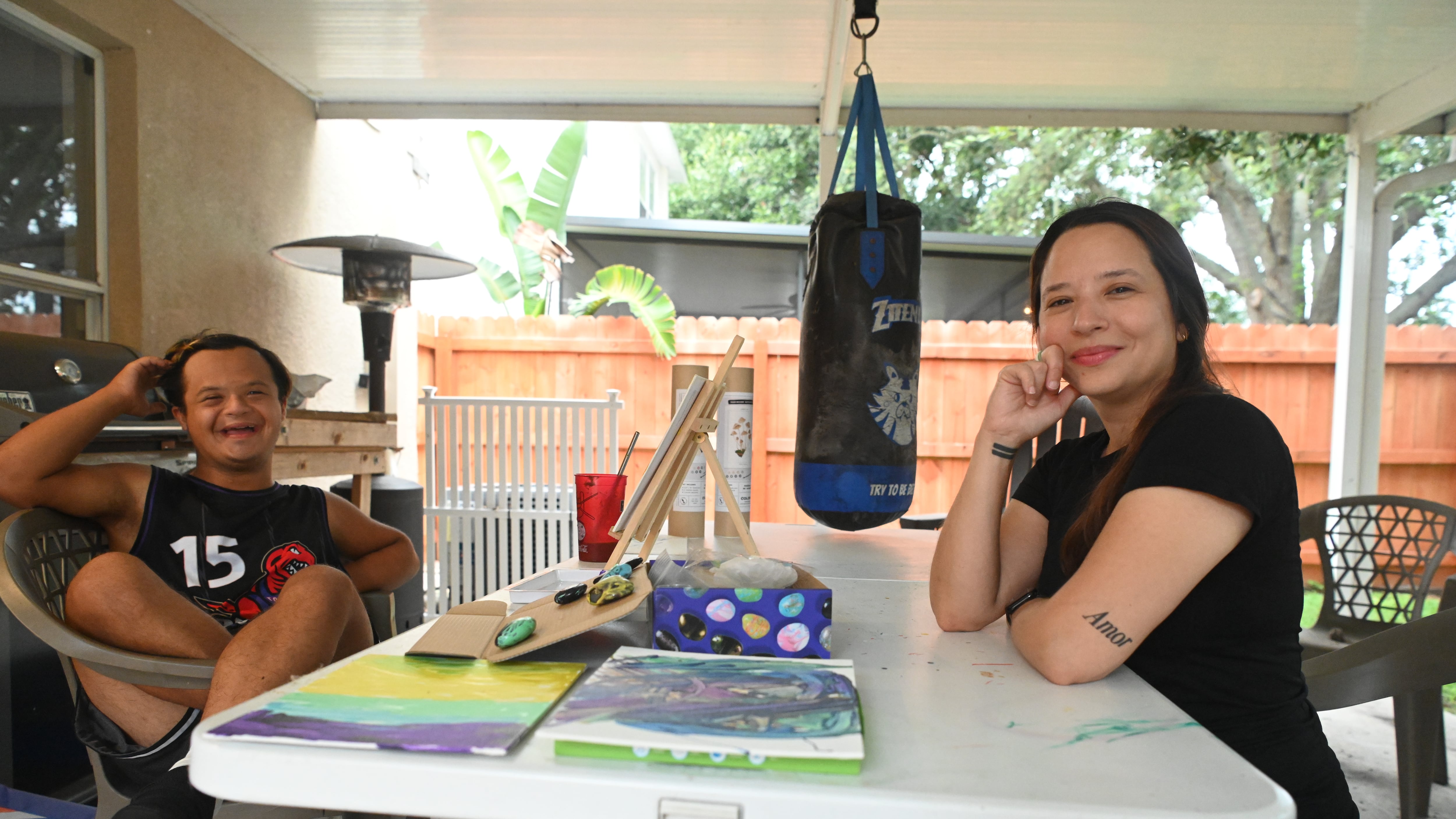 Jessica González, puertorriqueña que vive en Florida, procura que su hijo Travis realice actividades recreativas para su desarrollo integral.
Foto por Gerardo Mora | Centro de Periodismo Investigativo