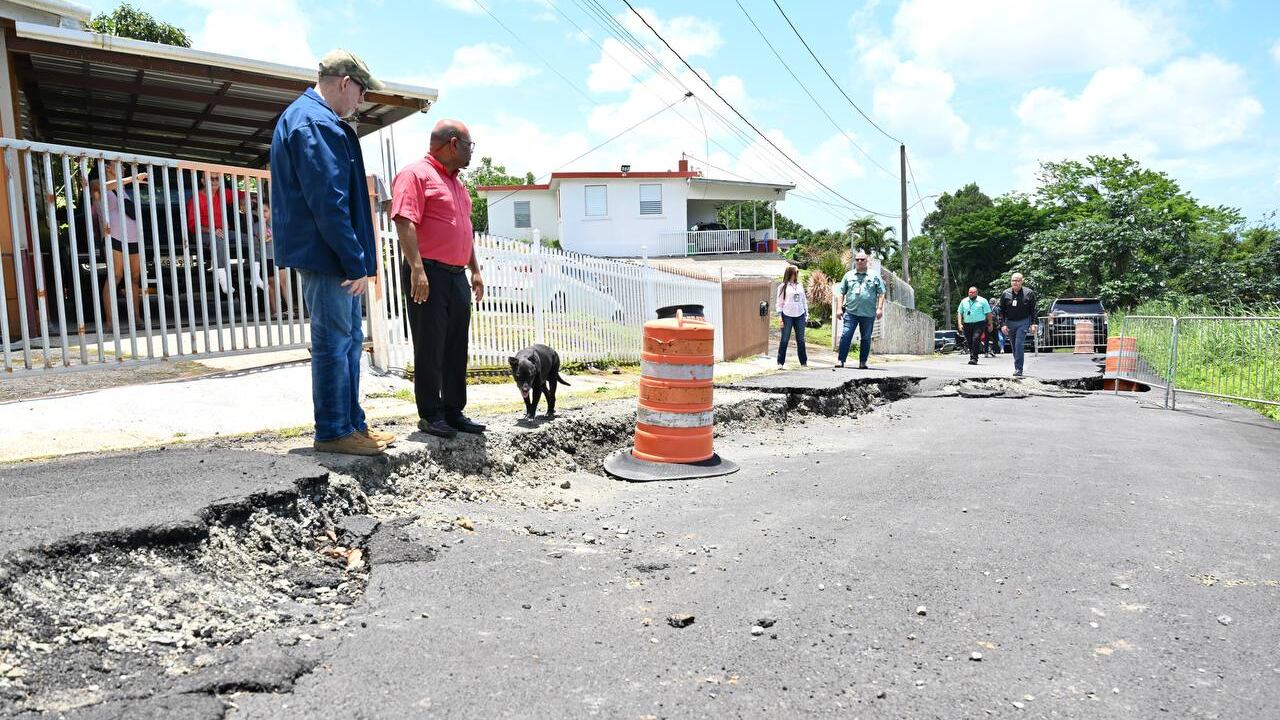 Daños en carretera por fuertes lluvias en la isla.