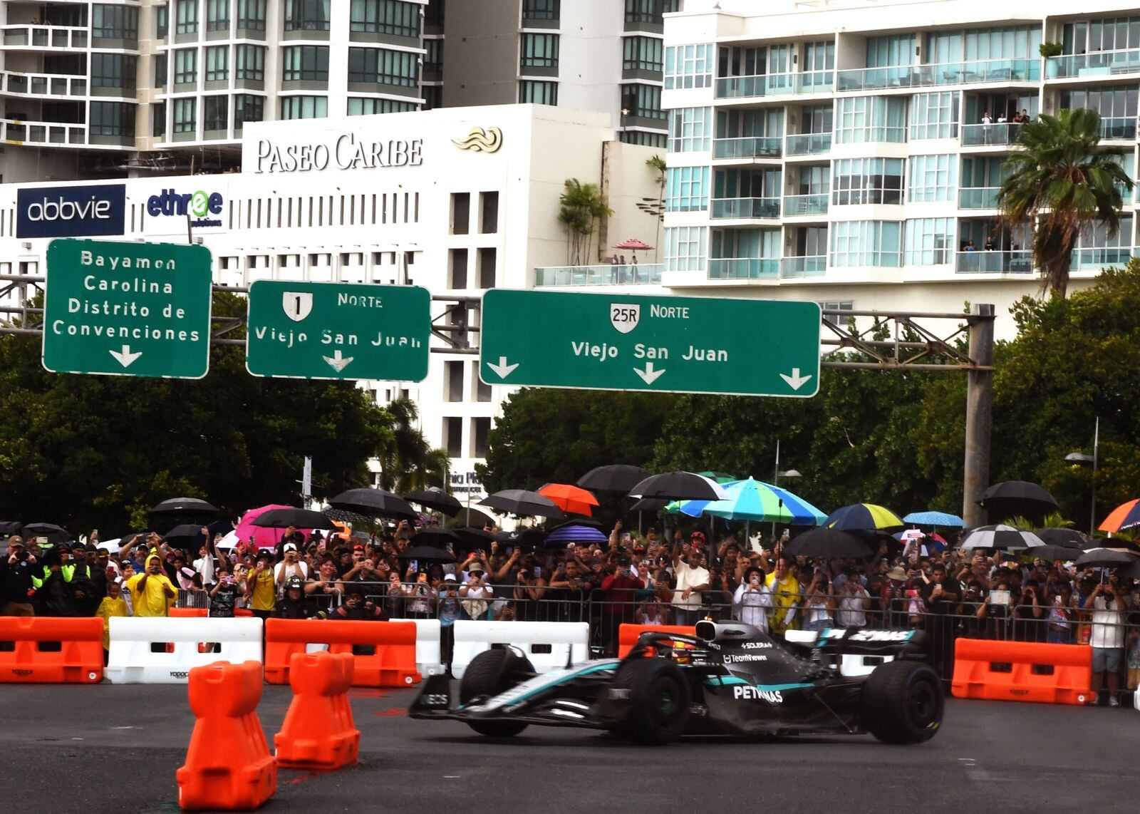 Evento de exhibición del equipo de Fórmula 1 de Mercedes Benz en el icónico Puente Dos Hermanos.