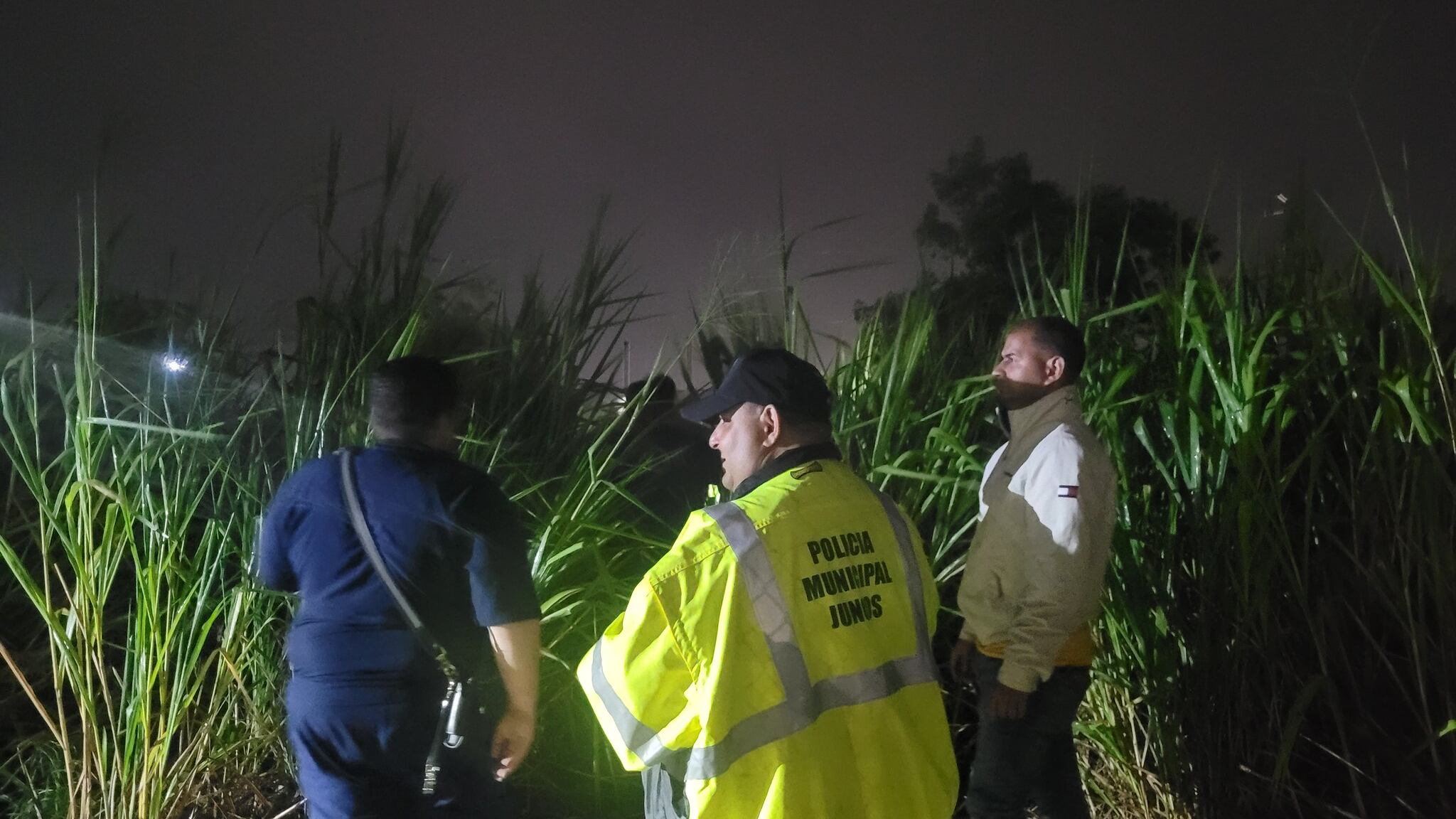 Buscan mujer arrastrada por golpe de agua