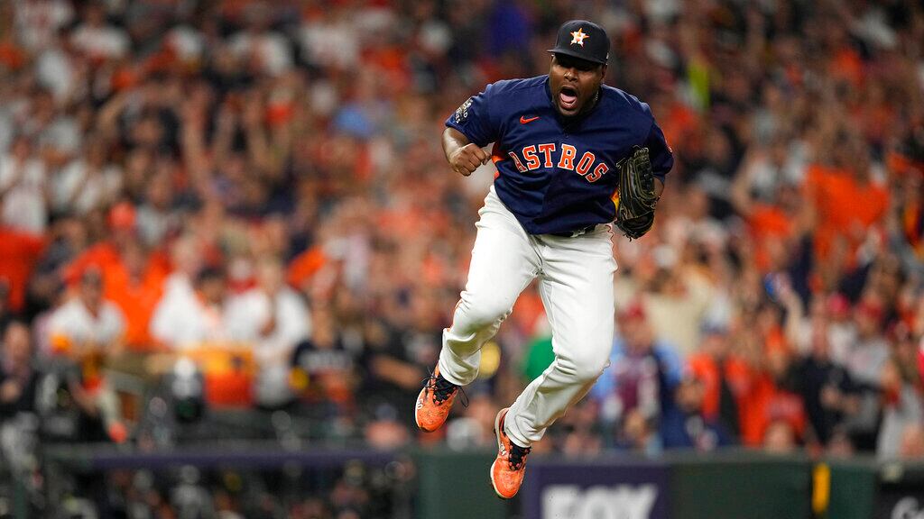 El relevista de los Astros de Houston, Héctor Neris, celebra el último out en la parte alta de la séptima entrada en el Juego 6 de la Serie Mundial de béisbol entre los Astros de Houston y los Filis de Filadelfia el sábado, 5 de noviembre de 2022, en Houston. (Foto AP/David J. Phillip)