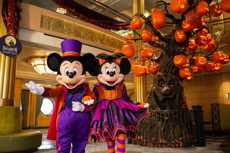 El evento incluye decoraciones temáticas, como árboles de calabaza, fiestas de disfraces y trick-or-treating para todas las edades