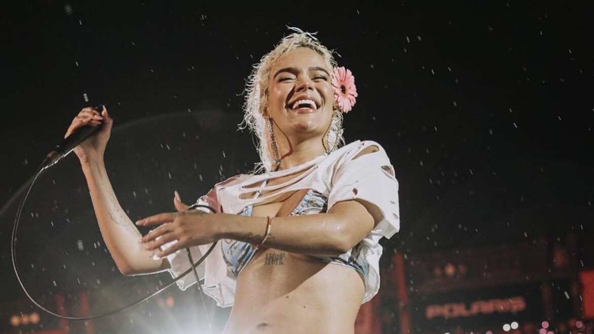 En El Salvador tienen a Karol G como una reina y se lo han hecho saber en sus conciertos.