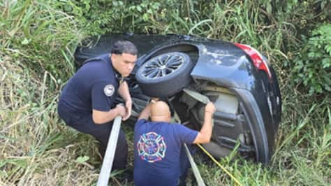 Accidente con auto volcado en Toa Alta.