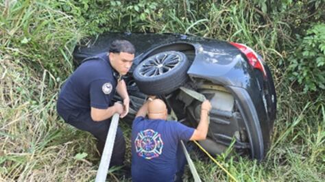 Accidente con auto volcado en Toa Alta.