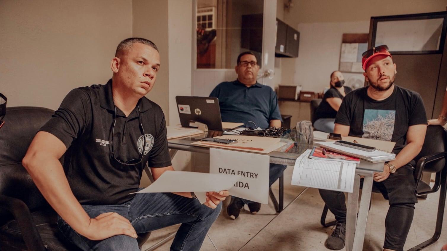 A la izquierda, alcalde Ismael ‘Titi’ Rodríguez con funcionarios municipales.