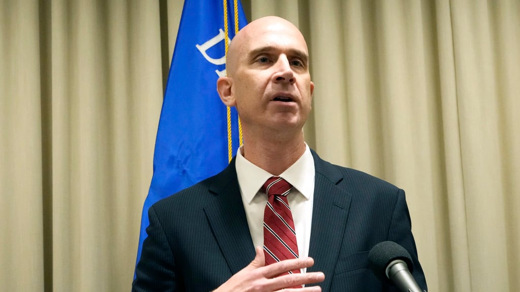 ARCHIVO - El fiscal federal Todd W. Gee del distrito sur de Mississippi responde la pregunta de un reportero durante una conferencia de prensa, el miércoles 8 de noviembre de 2023, en Jackson, Mississippi. (AP Foto/Rogelio V. Solis, Archivo)