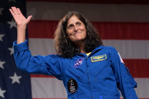 Se retira de la NASA la astronauta que quedó nueve meses varada en el espacio