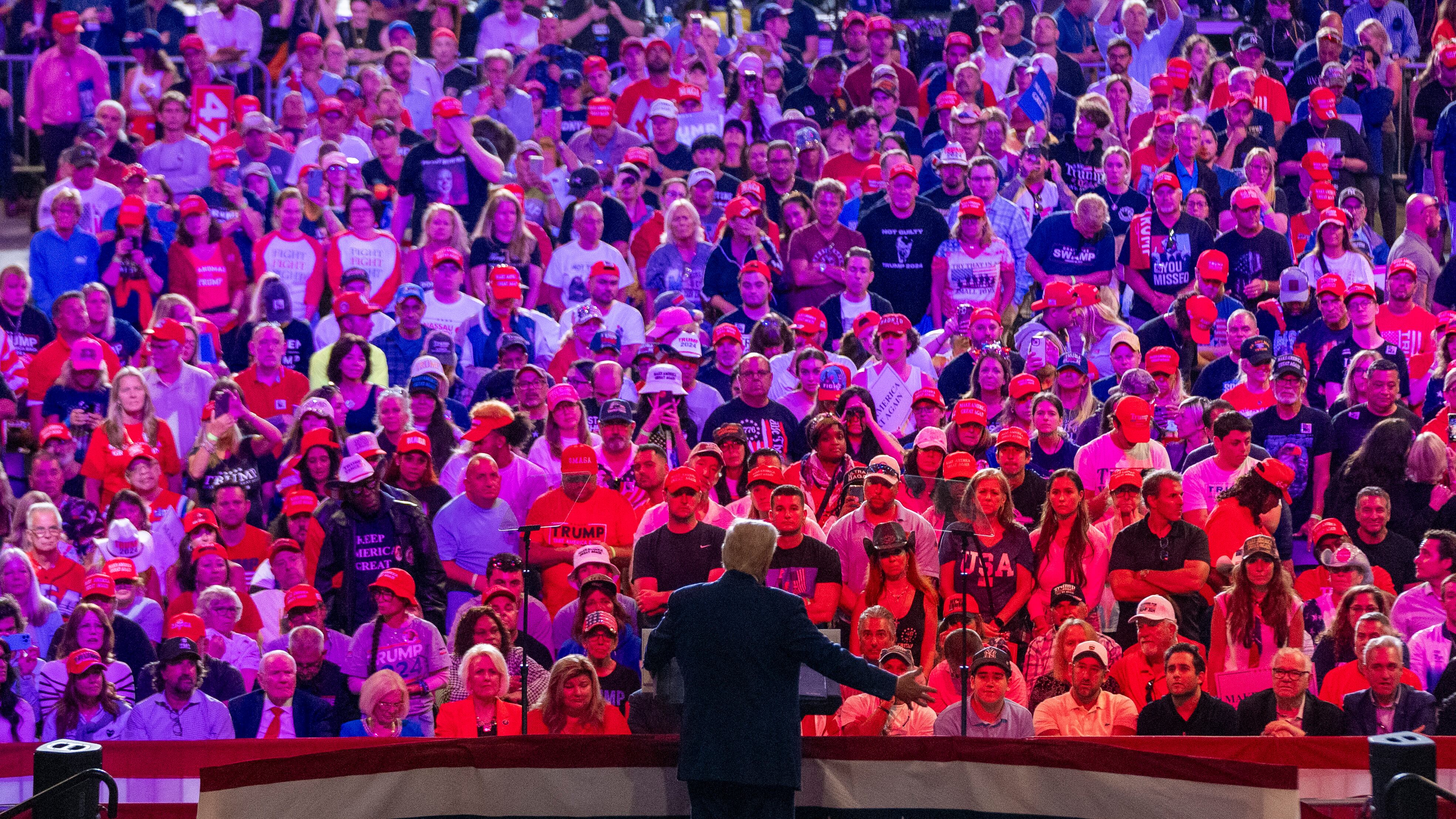 El candidato presidencial republicano, el expresidente Donald Trump, habla en un evento de campaña en el Nassau Coliseum, el miércoles 18 de septiembre de 2024, en Uniondale, Nueva York (Foto AP/Alex Brandon)