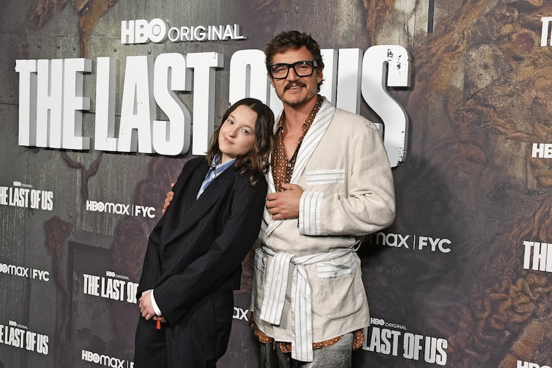 LOS ÁNGELES, CALIFORNIA - 28 DE ABRIL: (De izquierda a derecha) Bella Ramsey y Pedro Pascal asisten al evento FYC de Los Ángeles para la serie original de HBO "The Last of Us" en el Directors Guild of America el 28 de abril de 2023 en Los Ángeles, California. (Foto de Jon Kopaloff/Getty Images)