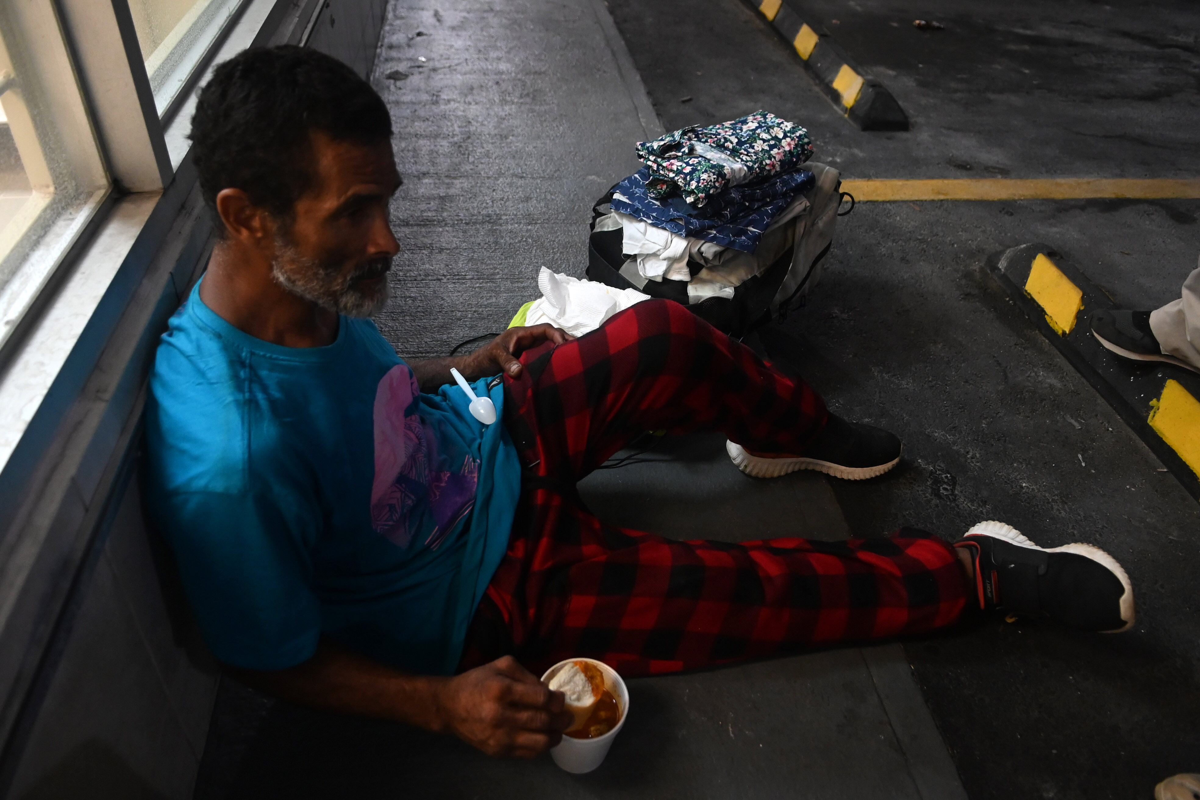 Ronda de servicios de Iniciativa Comunitaria a la población sin techo, en Rio Piedras. Metro PR 6 de septiembre de 2024