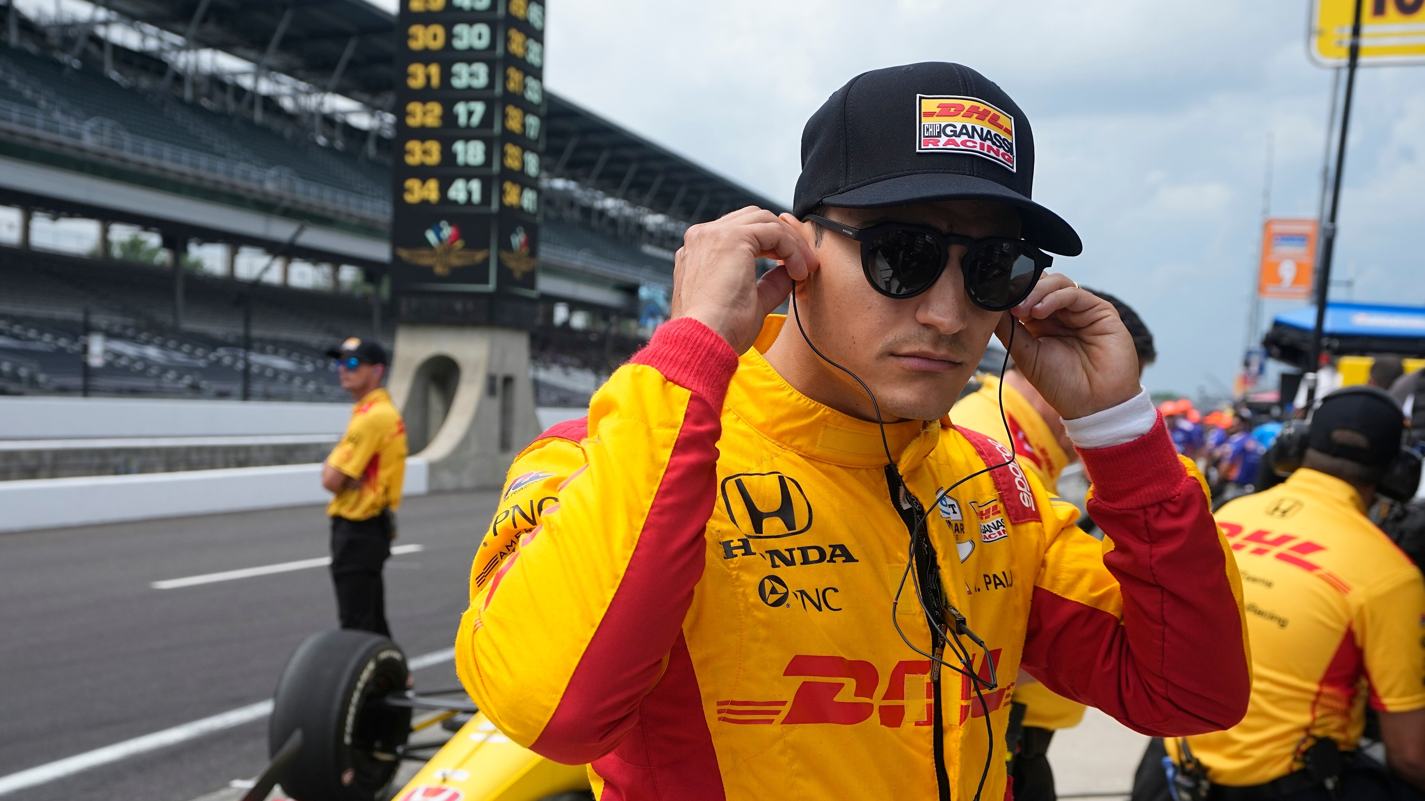 ARCHIVO - Alex Palou, de España, se prepara para conducir durante una sesión de práctica de las 500 Millas de Indianápolis, en el Indianapolis Motor Speedway, el jueves 16 de mayo de 2024, en Indianápolis. (AP Foto/Darron Cummings, Archivo)