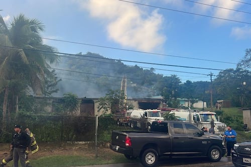 Autoridades extinguen fuego en un antiguo almacén en Vega Alta