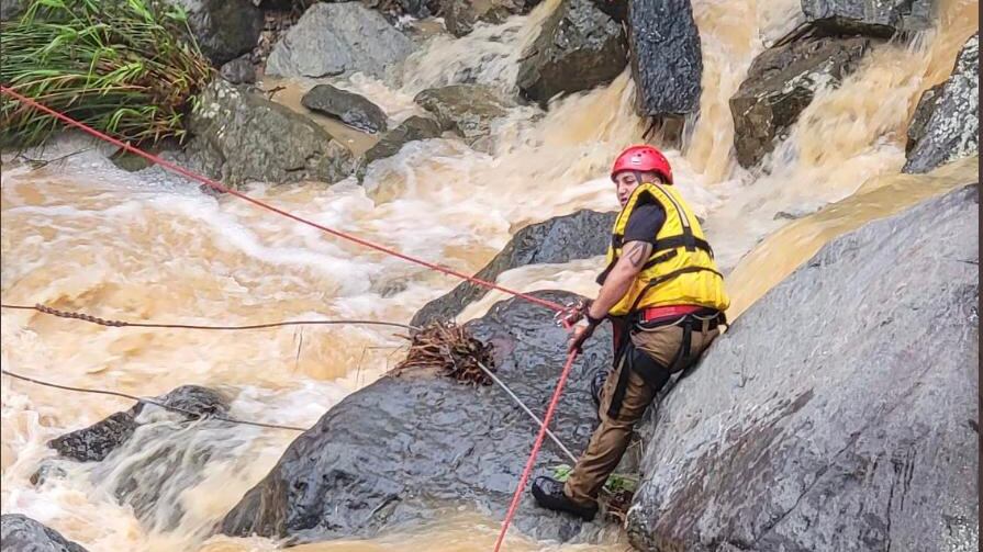 Buscan a mujer arrastrada por corrientes de río en Arecibo.