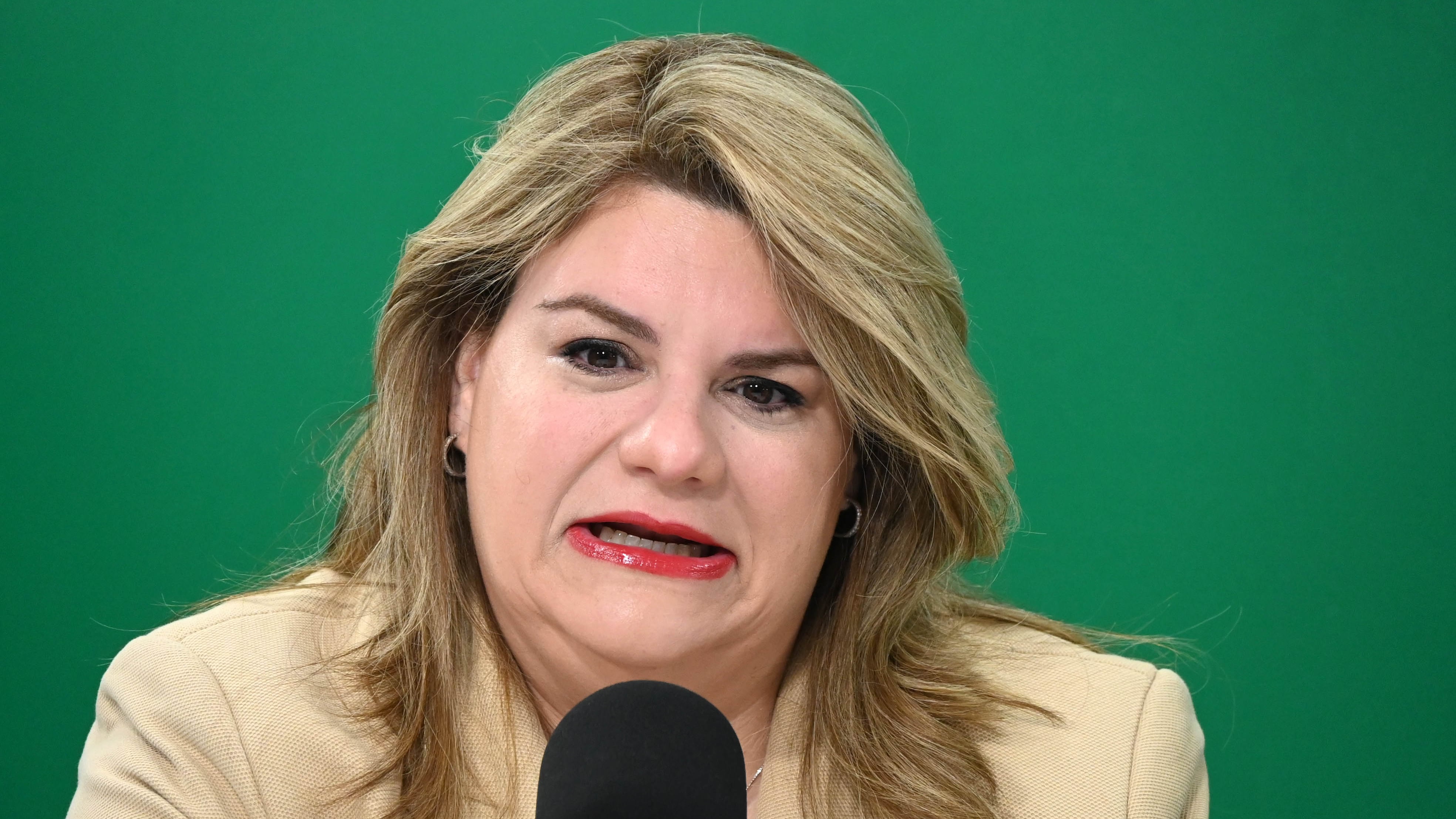 Metro 13 horas 13 años. Entrevista Gobernadora Jennifer González.