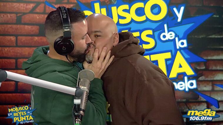 Molusco y Ali Warrington se dan un beso en respuesta a pastor