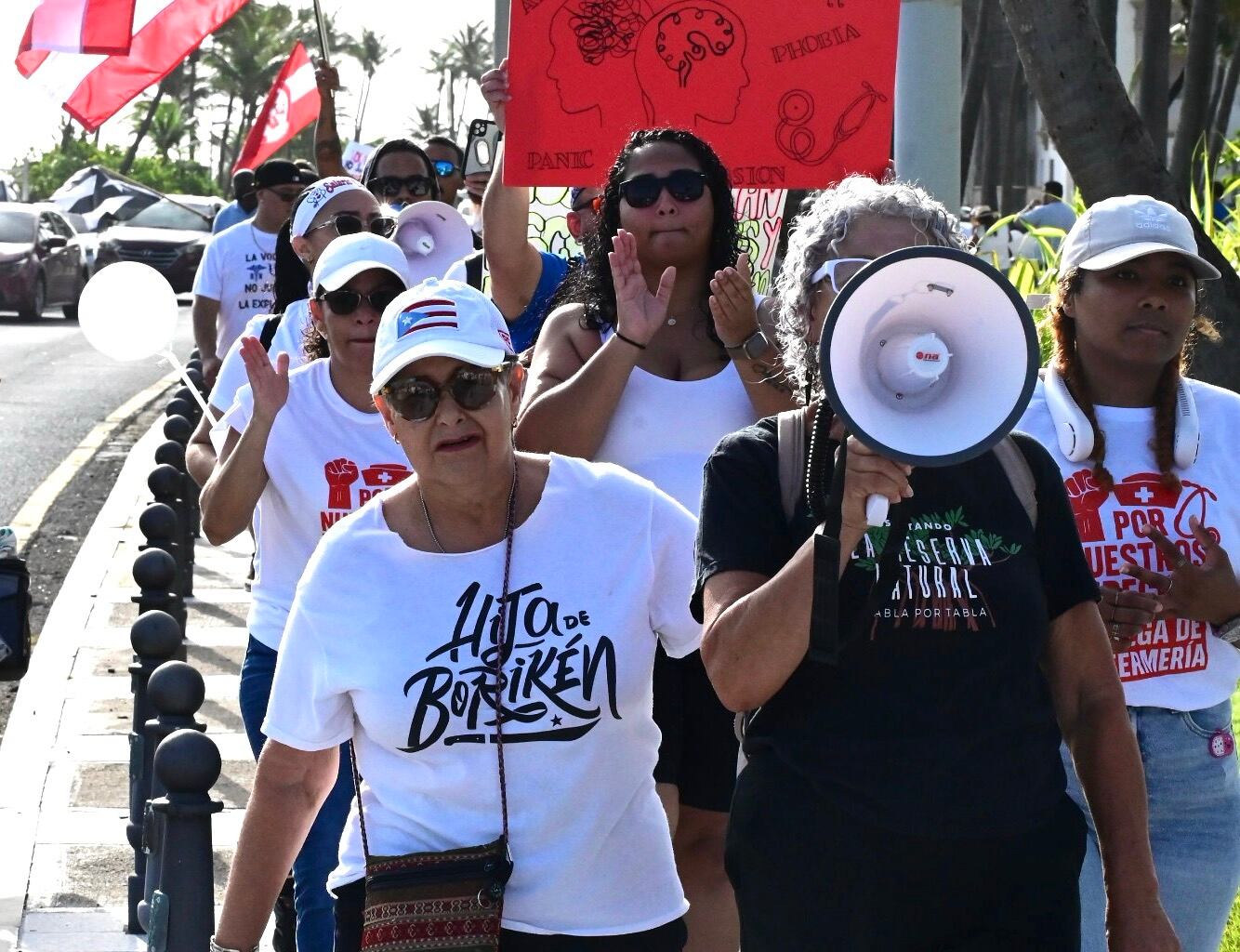 Las enfermeras y enfermeros protestan frente al Capitolio, demandando mejores condiciones de trabajo y salario. Capitolio, San Juan. Metro PR 12 de junio de 2025