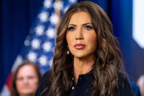 Secretaria de Seguridad Nacional de EEUU llama “terrorista” a mujer asesinada por agente del ICE