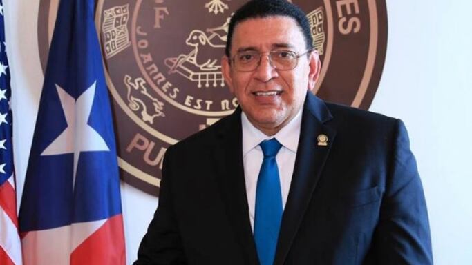 Legislador "Pellé" Santiago.