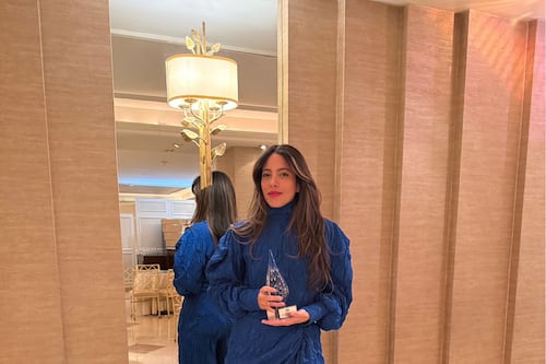 Creativa puertorriqueña recibe prestigioso reconocimiento del Comité Noviembre por su aportación cultural