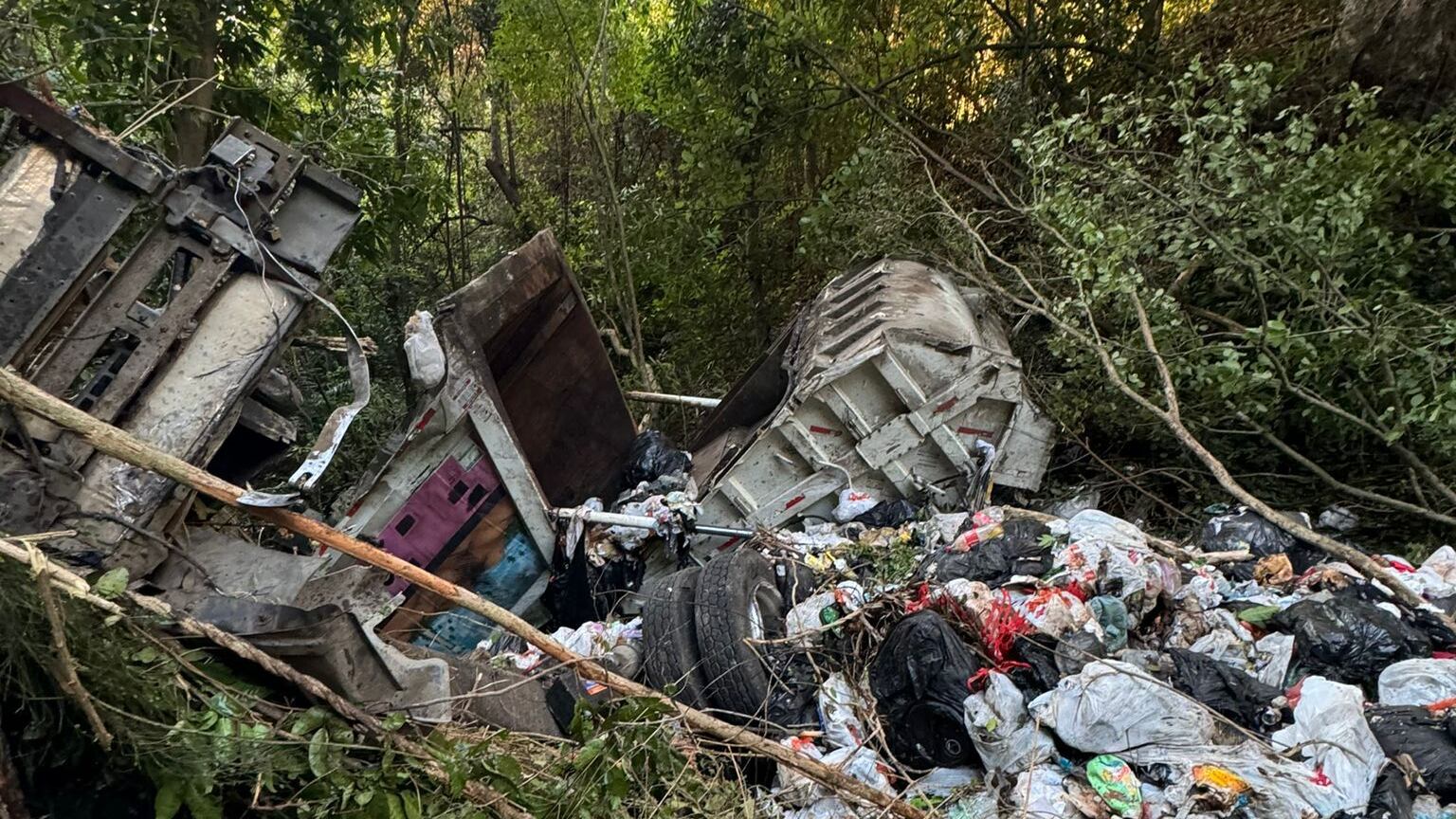 Reportan accidente con camión volcado en Villalba.