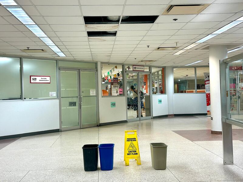 El segundo piso de la Biblioteca José M. Lázaro es uno de los más afectados por las filtraciones.