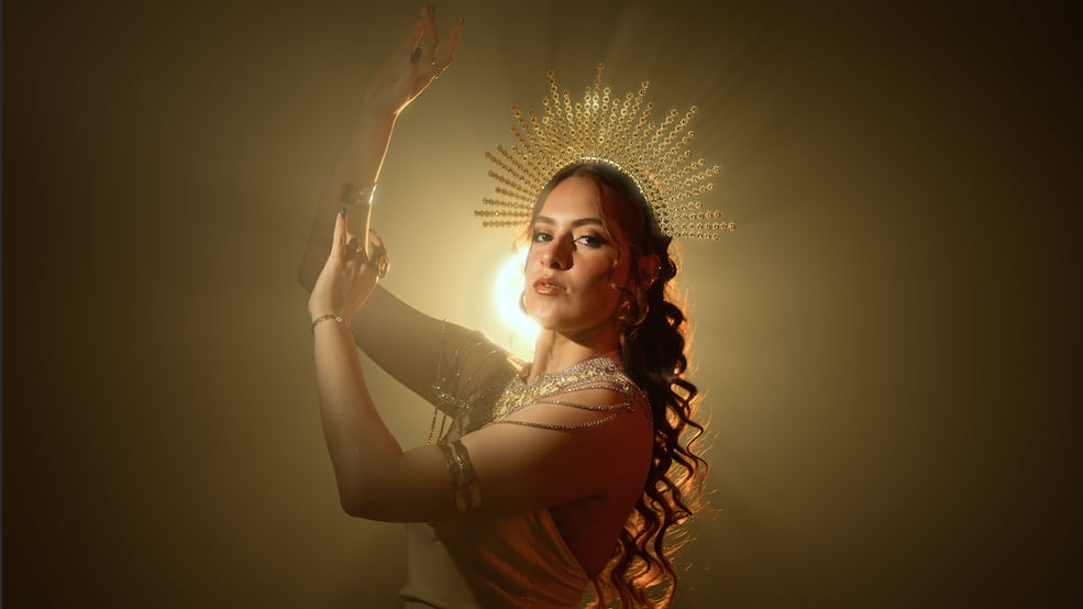 Adnilés Babilonia lanza su primer álbum “La Hija del Sol”.