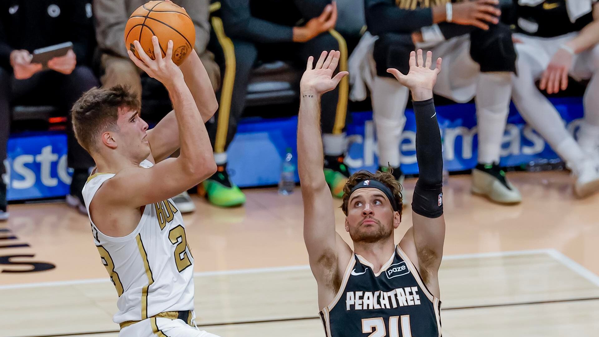 El escolta de Boston Celtics Hugo Gonzalez (i) apunta a canasta ante la marca de pívot de Atlanta Hawks Corey Kispert (d) durante el juego de este sábado en Atlanta (Georgia). EFE/EPA/ERIK S. LESSER SHUTTERSTOCK OUT