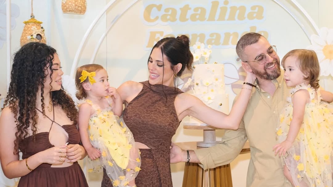 Gil López junto a su familia mientras celebra el segundo cumpleaños de sus hijas gemelas, Catalina y Fernanda.
