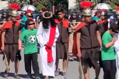 Niño con Síndrome de Down consuela a Jesús en procesión de Viernes Santo