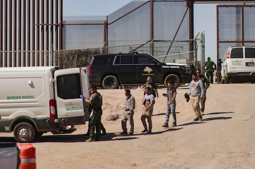 Tribunal bloquea política de Trump de detener migrantes sin fianza en EE. UU.