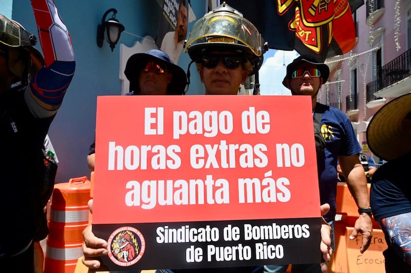 Bomberos de Puerto Rico llegan a La Fortaleza para abogar por su retiro