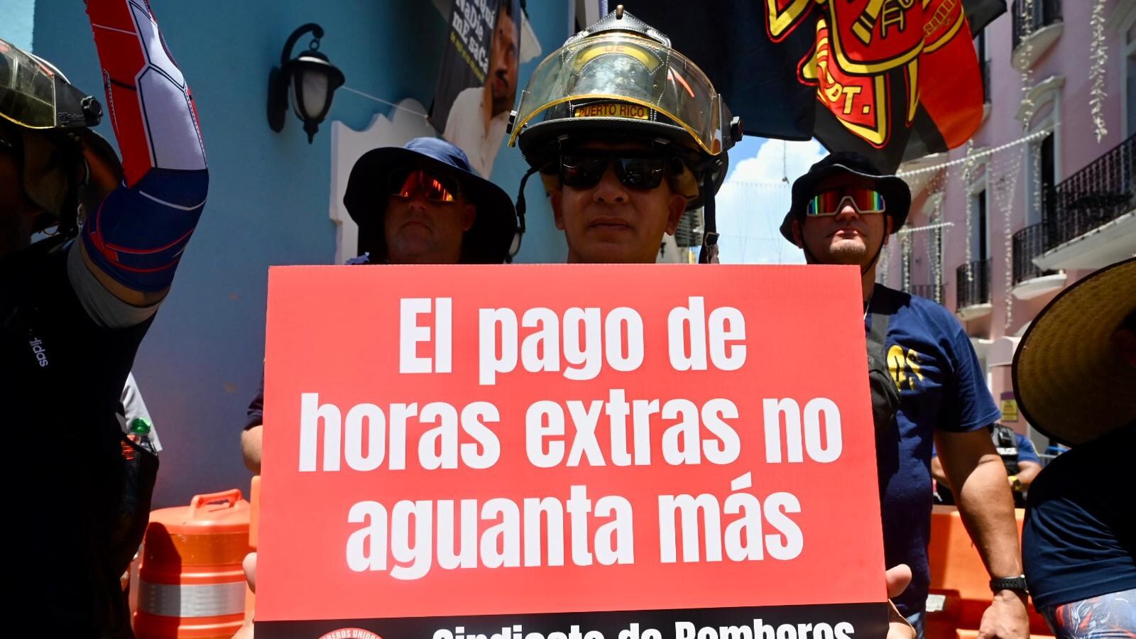 Bomberos de Puerto Rico llegan a La Fortaleza para abogar por su retiro