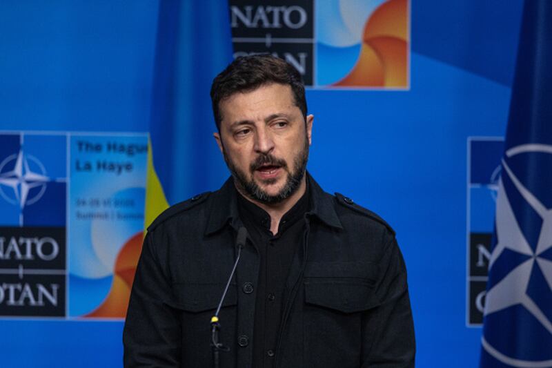 Volodymyr Zelenskyy, presidente de Ucrania, habla durante una conferencia de prensa antes de una reunión durante la cumbre de la OTAN el 24 de junio de 2025 en La Haya, Países Bajos.