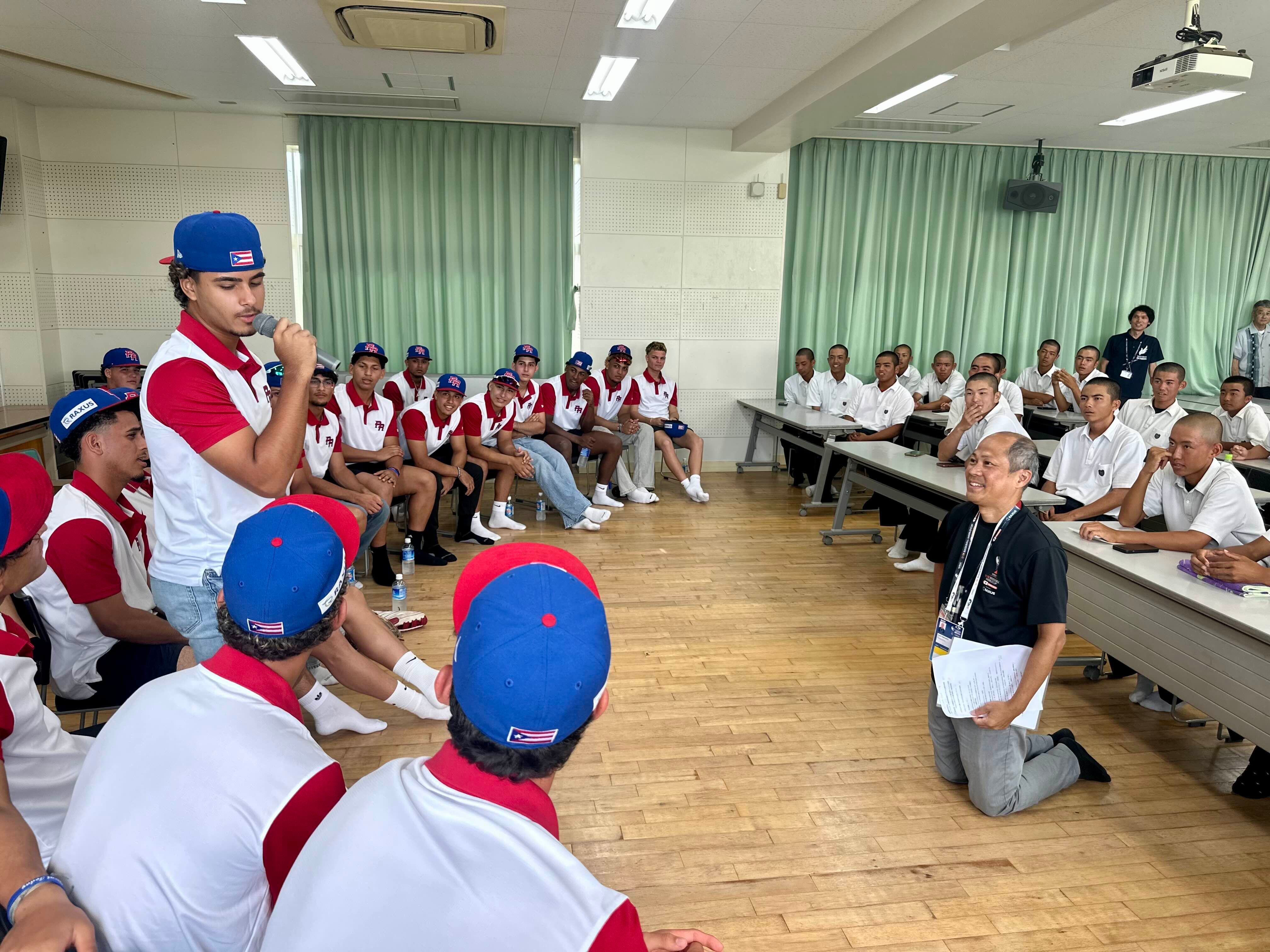 Equipo Sub 18 de Puerto Rico en su visita a una escuela superior en Japón.
