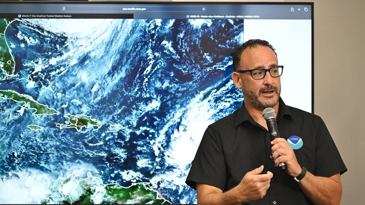 El Servicio Nacional de Meteorología se mantiene atento al sistema que se encuentra cercano a la isla.