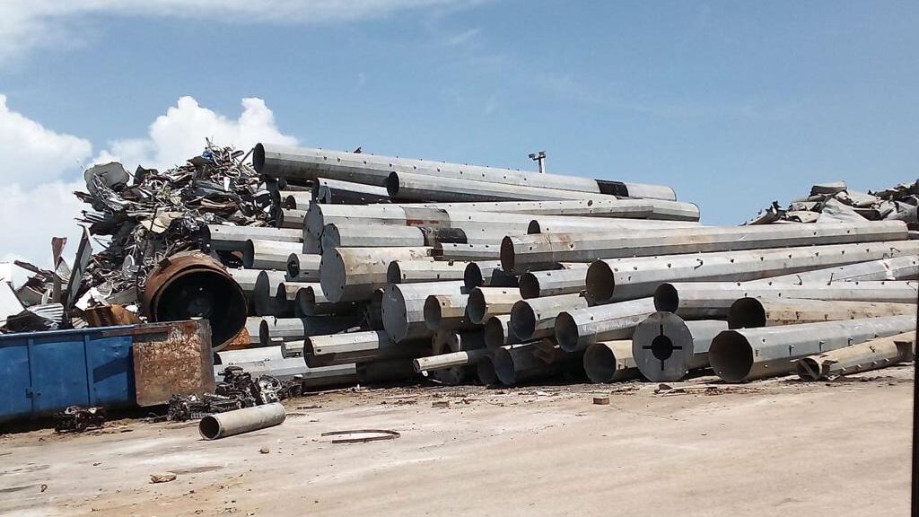 Postes de metal en el muelle de Ponce.