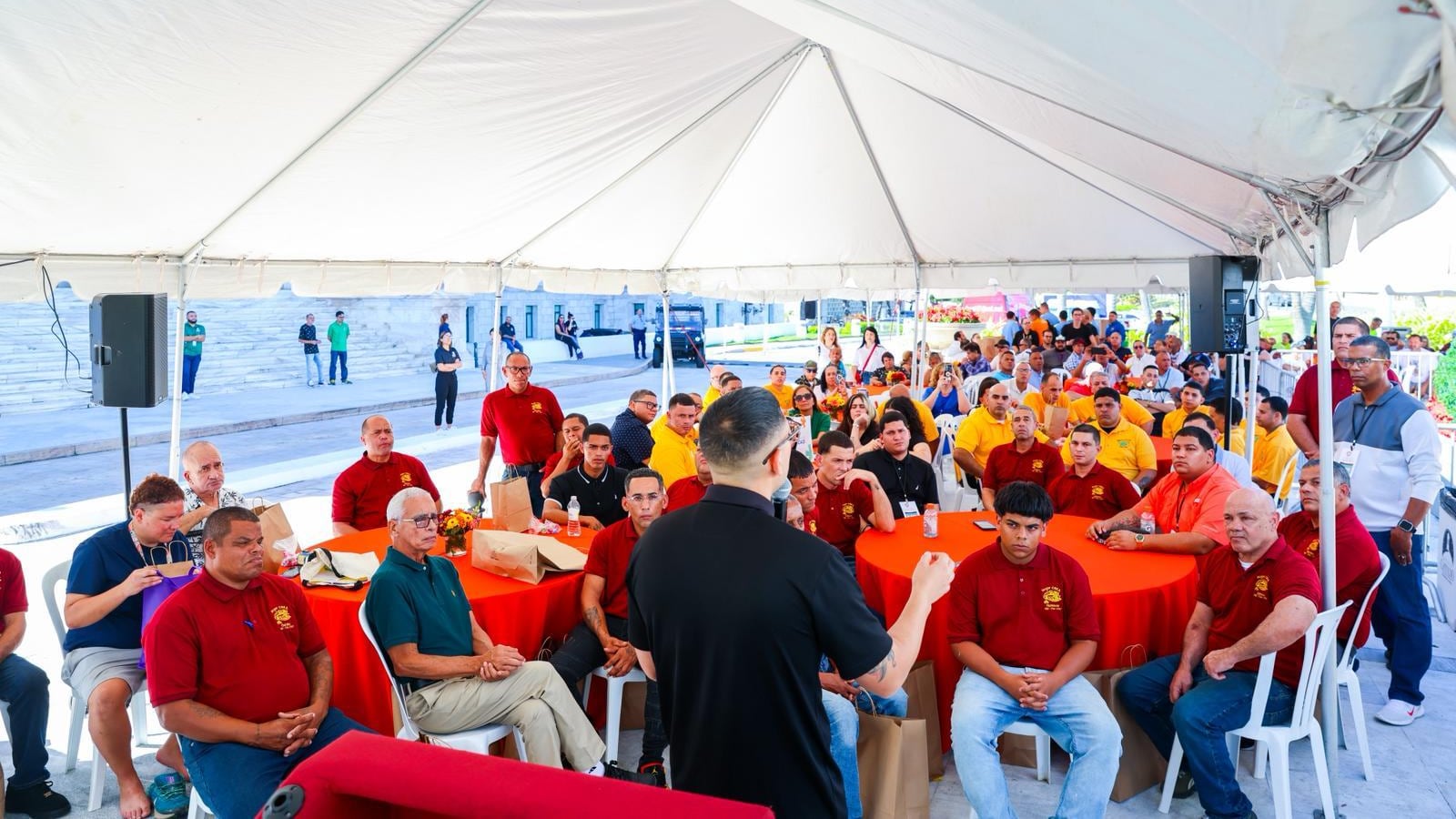 La actividad reunió agencias, entidades sin fines de lucro y organizaciones comunitarias en la Plaza de la Democracia