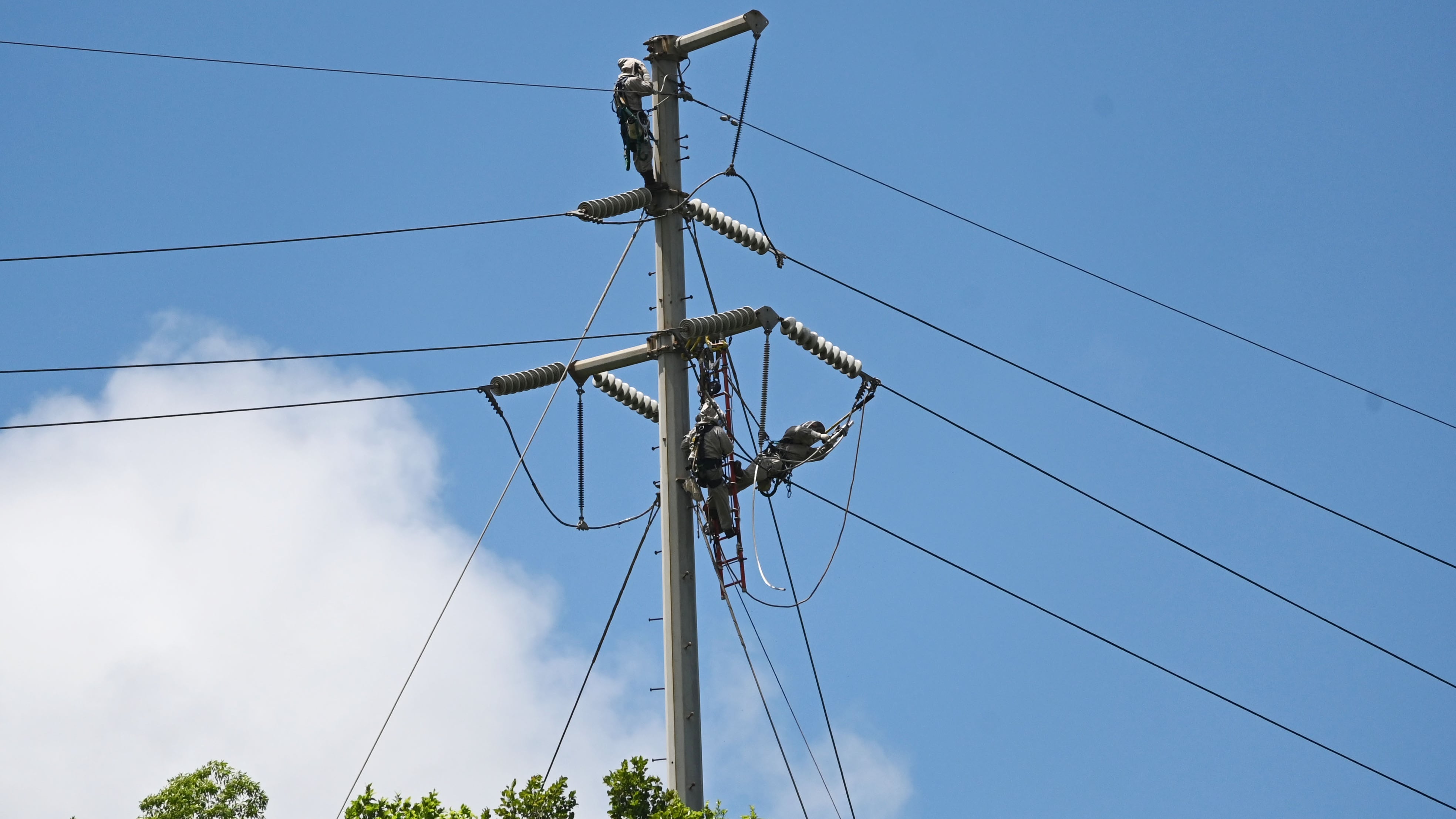 Personal de Luma se prepara para dar mantenimientos a torres de transmisiónes en Vega Alta.